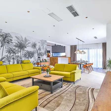 - Gold With Pool & Whirpool