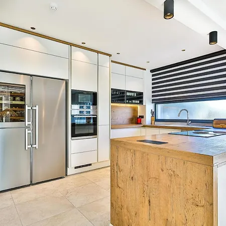 - Gold With Pool & Whirpool *