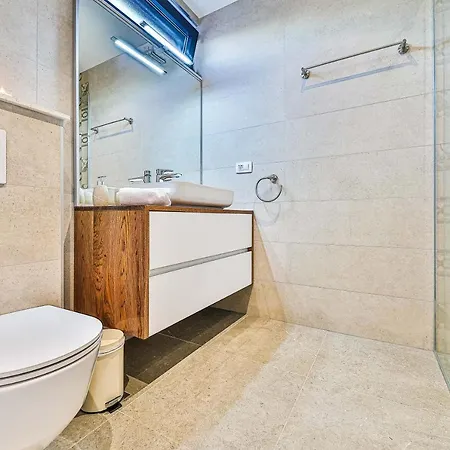 - Gold With Pool & Whirpool *