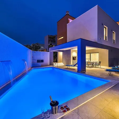 - Gold With Pool & Whirpool Villa *