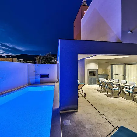 - Gold With Pool & Whirpool