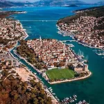 - Gold With Pool & Whirpool * Trogir