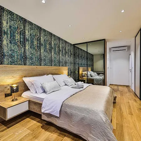 别墅 - Gold With Pool & Whirpool