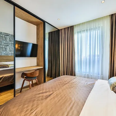 - Gold With Pool & Whirpool *