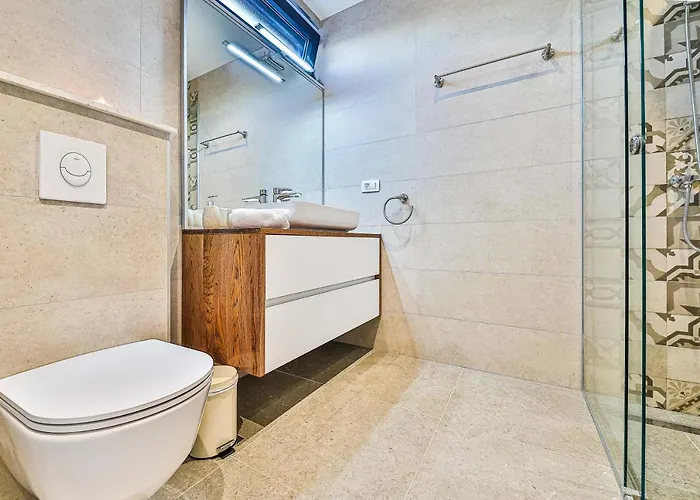 - Gold With Pool & Whirpool *