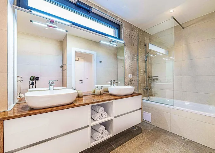 - Gold With Pool & Whirpool Vila