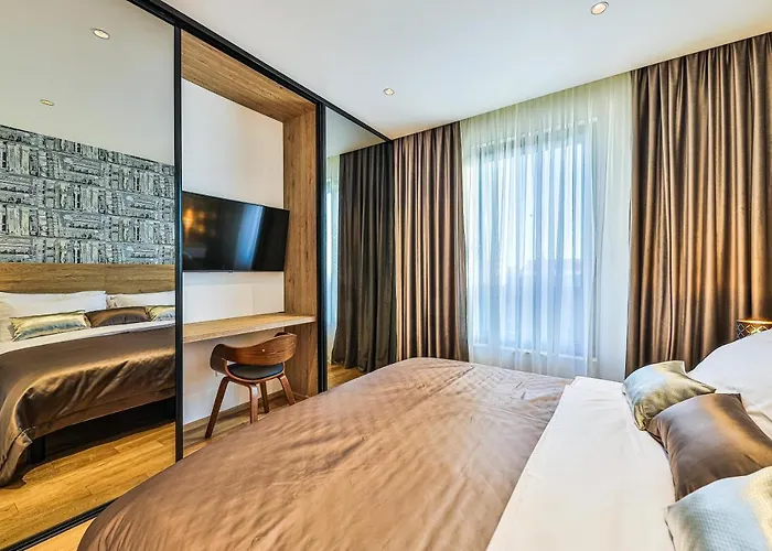 - Gold With Pool & Whirpool *