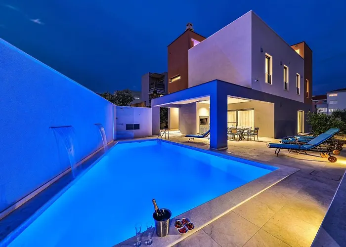 - Gold With Pool & Whirpool Vila *