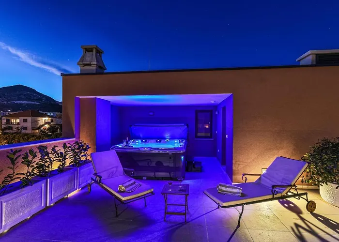 Vila - Gold With Pool & Whirpool