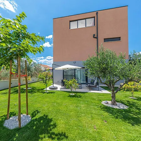 - Gold With Pool & Whirpool Trogir
